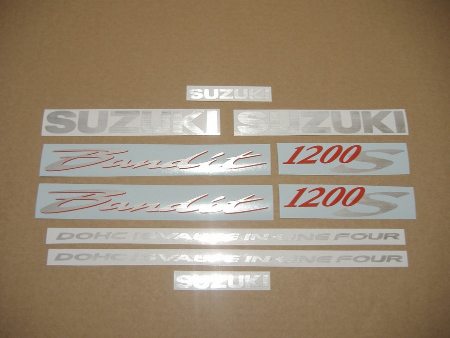 Расположение наклеек. Наклейки на Сузуки бандит 1200 s. Наклейки Сузуки бандит 1200. Suzuki Bandit 1200 шильдик. Шильдик на бак Suzuki.