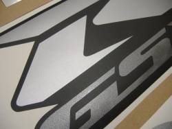 Suzuki GSX-R 1000 K5 black logo graphics